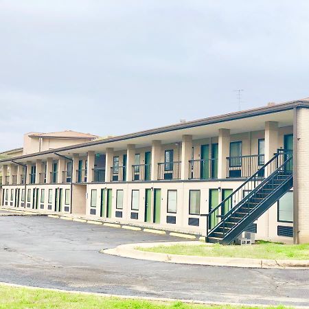 Super 8 By Wyndham-Tupelo Airport Motel Buitenkant foto