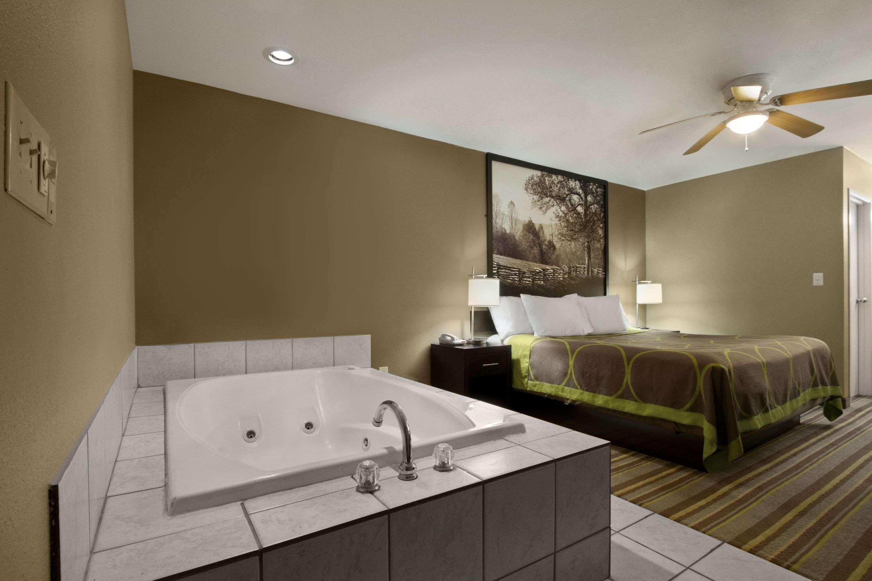 Super 8 By Wyndham-Tupelo Airport Motel Buitenkant foto