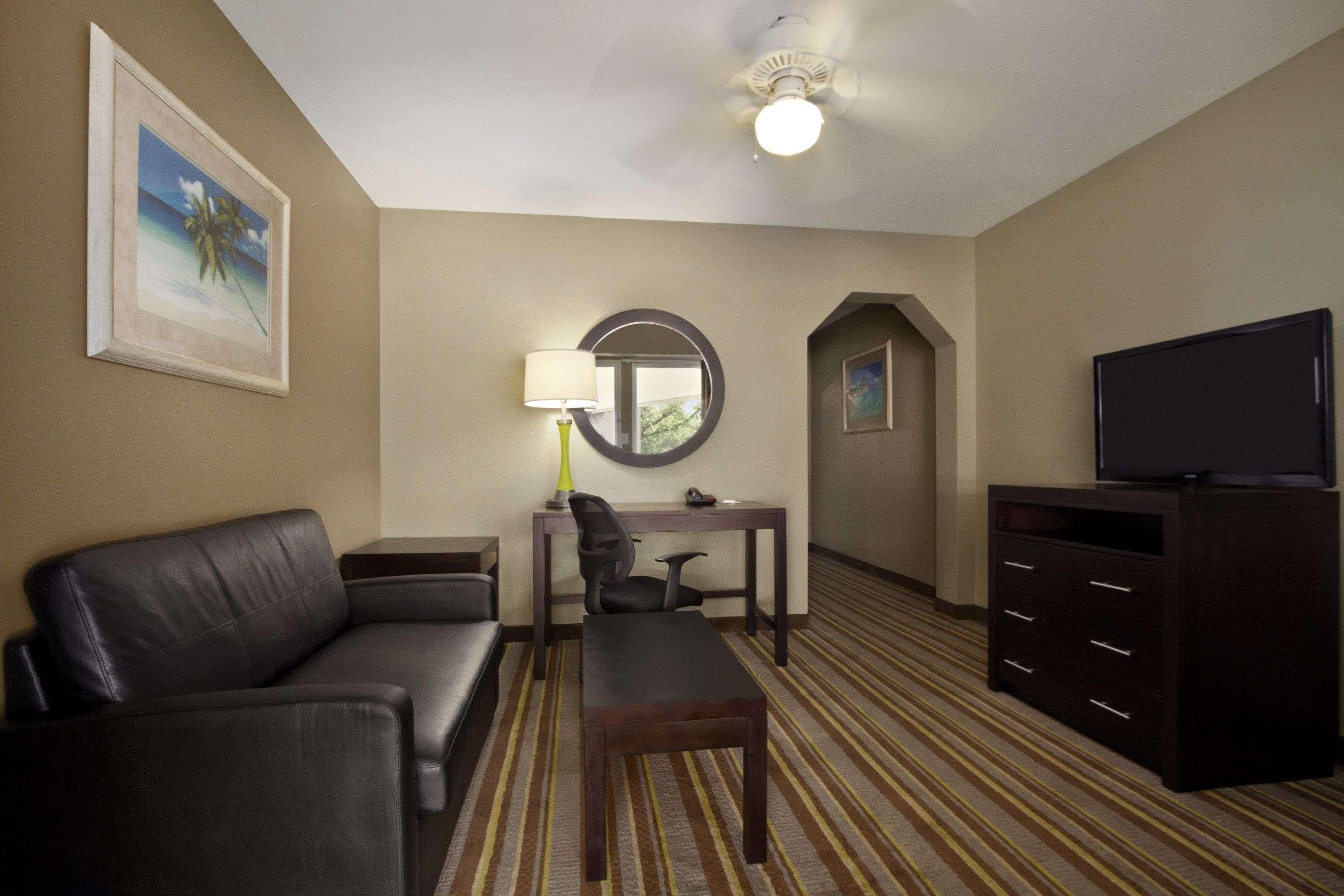 Super 8 By Wyndham-Tupelo Airport Motel Buitenkant foto