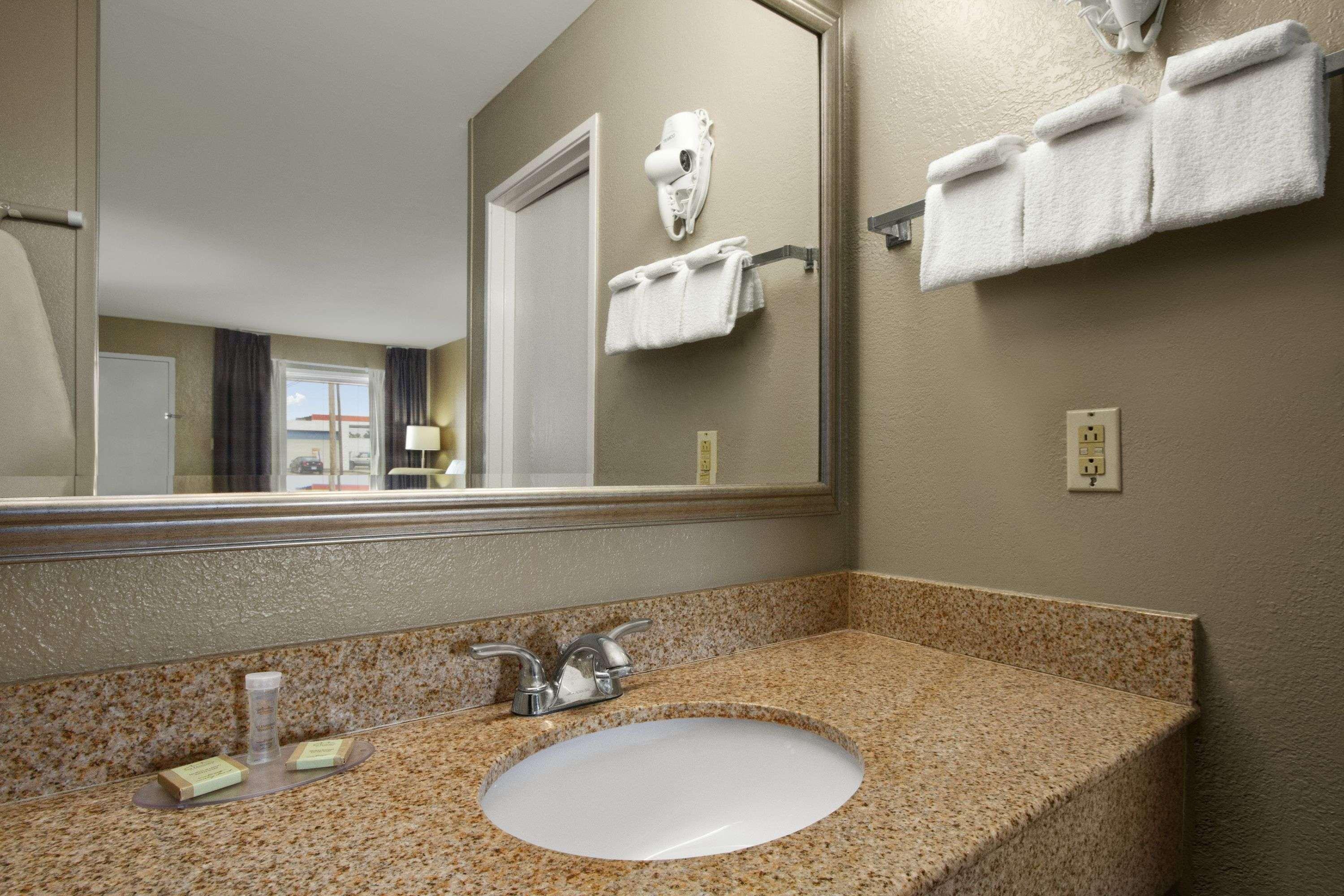 Super 8 By Wyndham-Tupelo Airport Motel Buitenkant foto