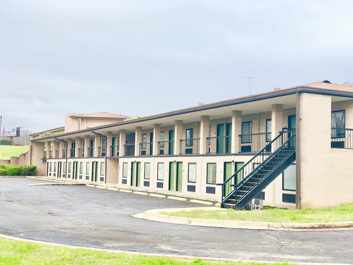Super 8 By Wyndham-Tupelo Airport Motel Buitenkant foto
