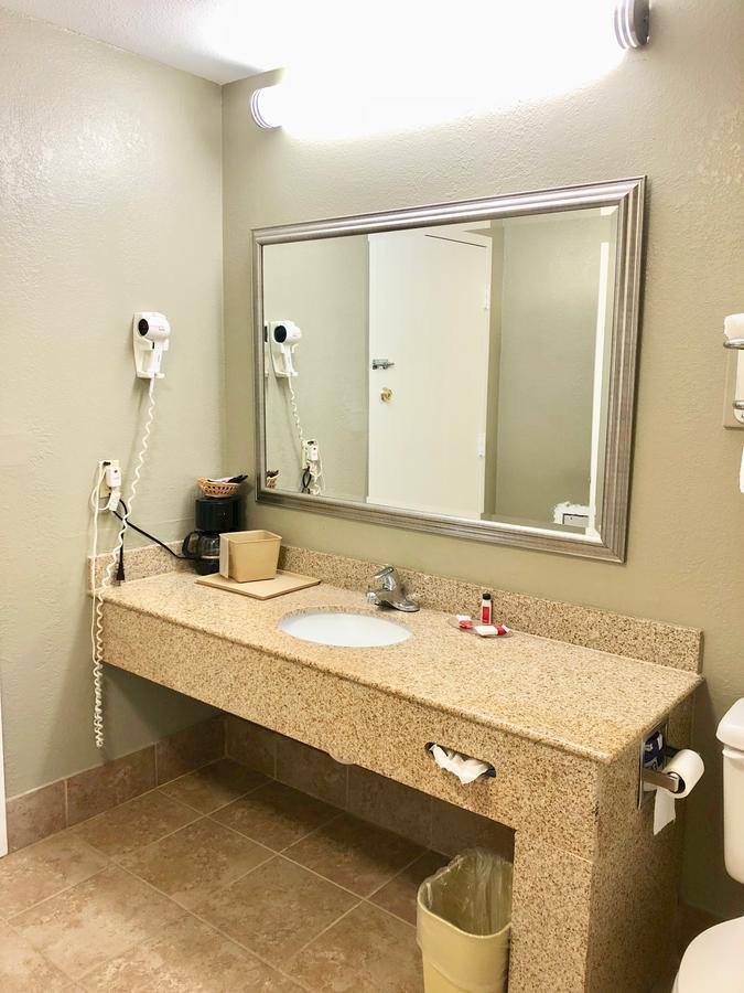 Super 8 By Wyndham-Tupelo Airport Motel Buitenkant foto