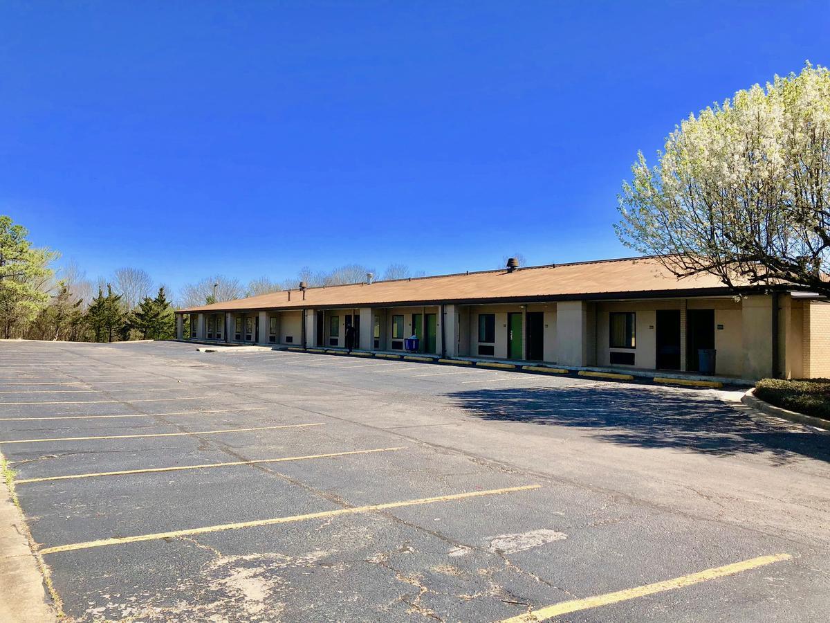 Super 8 By Wyndham-Tupelo Airport Motel Buitenkant foto