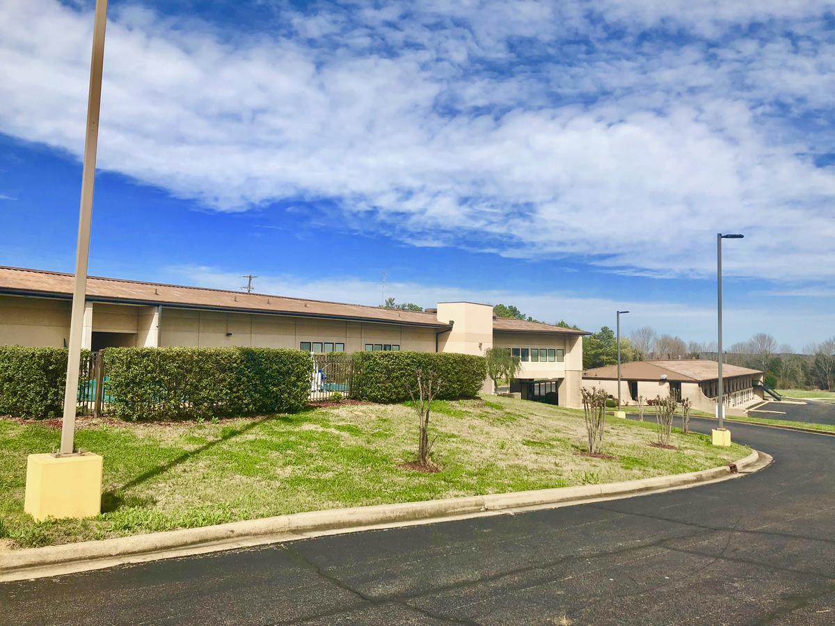 Super 8 By Wyndham-Tupelo Airport Motel Buitenkant foto