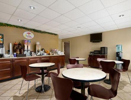 Super 8 By Wyndham-Tupelo Airport Motel Buitenkant foto